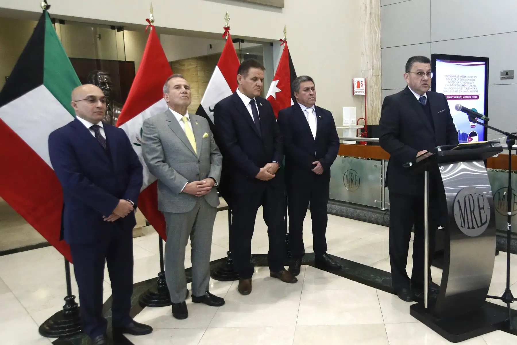 El Ministro de Relaciones Exteriores, embajador Elmer Schialer Salcedo  participa en la  inauguración de la exposición fotográfica-documental y presentación de la serie filatélica alusiva al aniversario del establecimiento de relaciones diplomáticas entre el Perú y el Estado de Kuwait , el Reino Hachemita de Jordania y la República de Irak.
Foto: ANDINA/Eddy Ramos