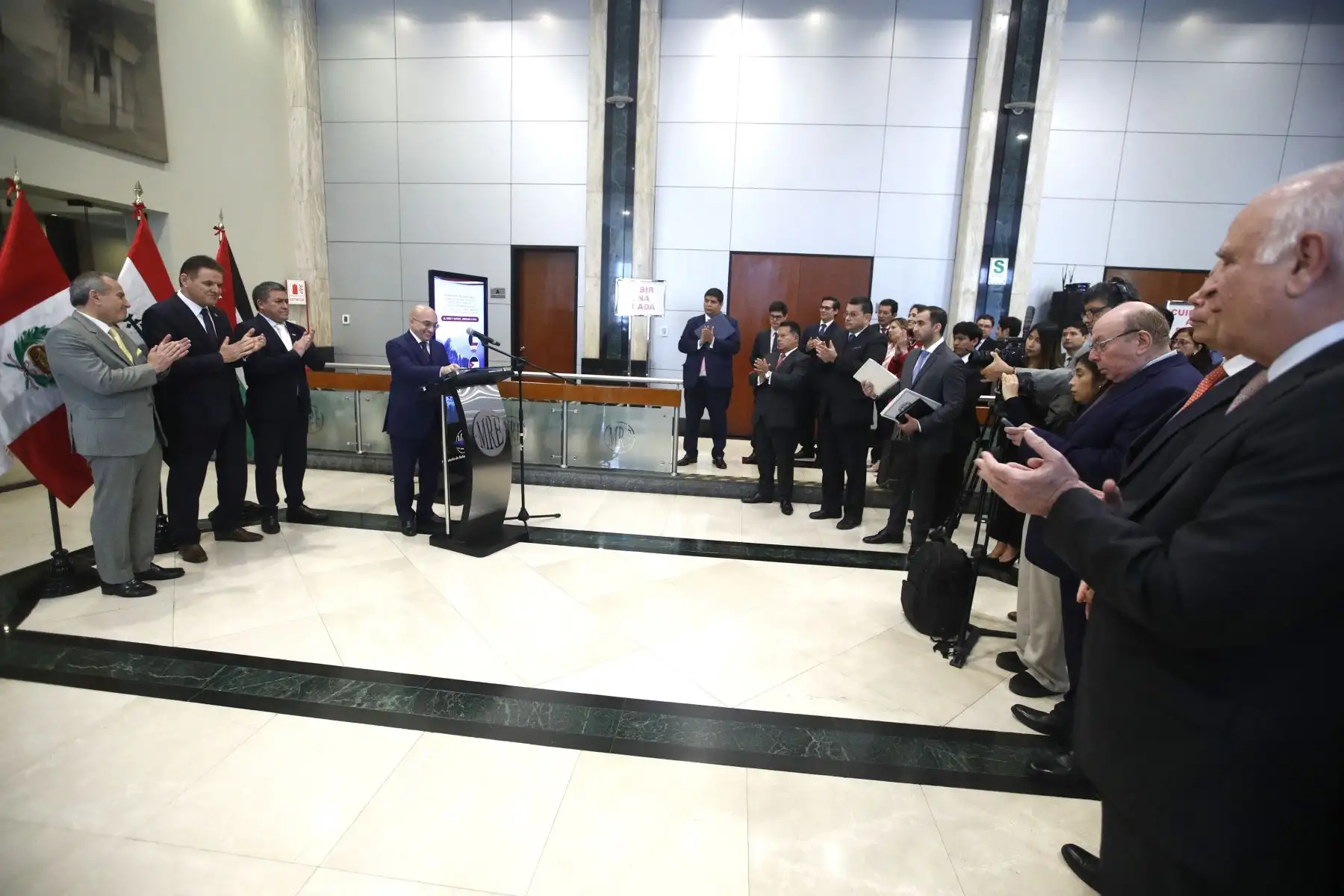 El Ministro de Relaciones Exteriores, embajador Elmer Schialer Salcedo  participa en la  inauguración de la exposición fotográfica-documental y presentación de la serie filatélica alusiva al aniversario del establecimiento de relaciones diplomáticas entre el Perú y el Estado de Kuwait , el Reino Hachemita de Jordania y la República de Irak.
Foto: ANDINA/Eddy Ramos