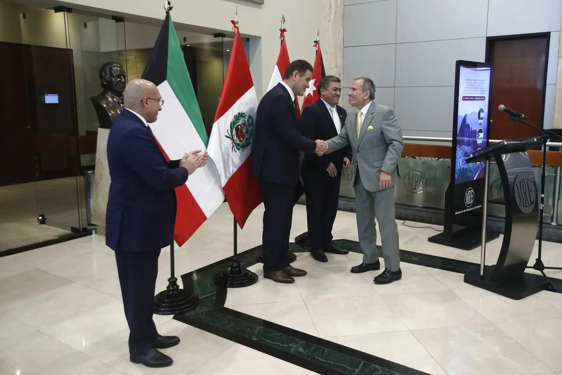 El Ministro de Relaciones Exteriores, embajador Elmer Schialer Salcedo  participa en la  inauguración de la exposición fotográfica-documental y presentación de la serie filatélica alusiva al aniversario del establecimiento de relaciones diplomáticas entre el Perú y el Estado de Kuwait , el Reino Hachemita de Jordania y la República de Irak.
Foto: ANDINA/Eddy Ramos