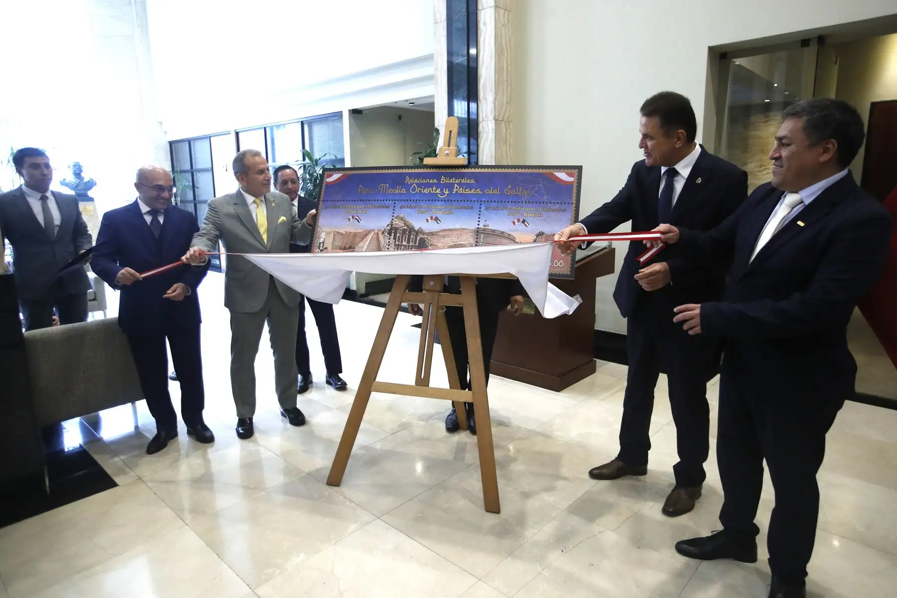 El Ministro de Relaciones Exteriores, embajador Elmer Schialer Salcedo  participa en la  inauguración de la exposición fotográfica-documental y presentación de la serie filatélica alusiva al aniversario del establecimiento de relaciones diplomáticas entre el Perú y el Estado de Kuwait , el Reino Hachemita de Jordania y la República de Irak.
Foto: ANDINA/Eddy Ramos