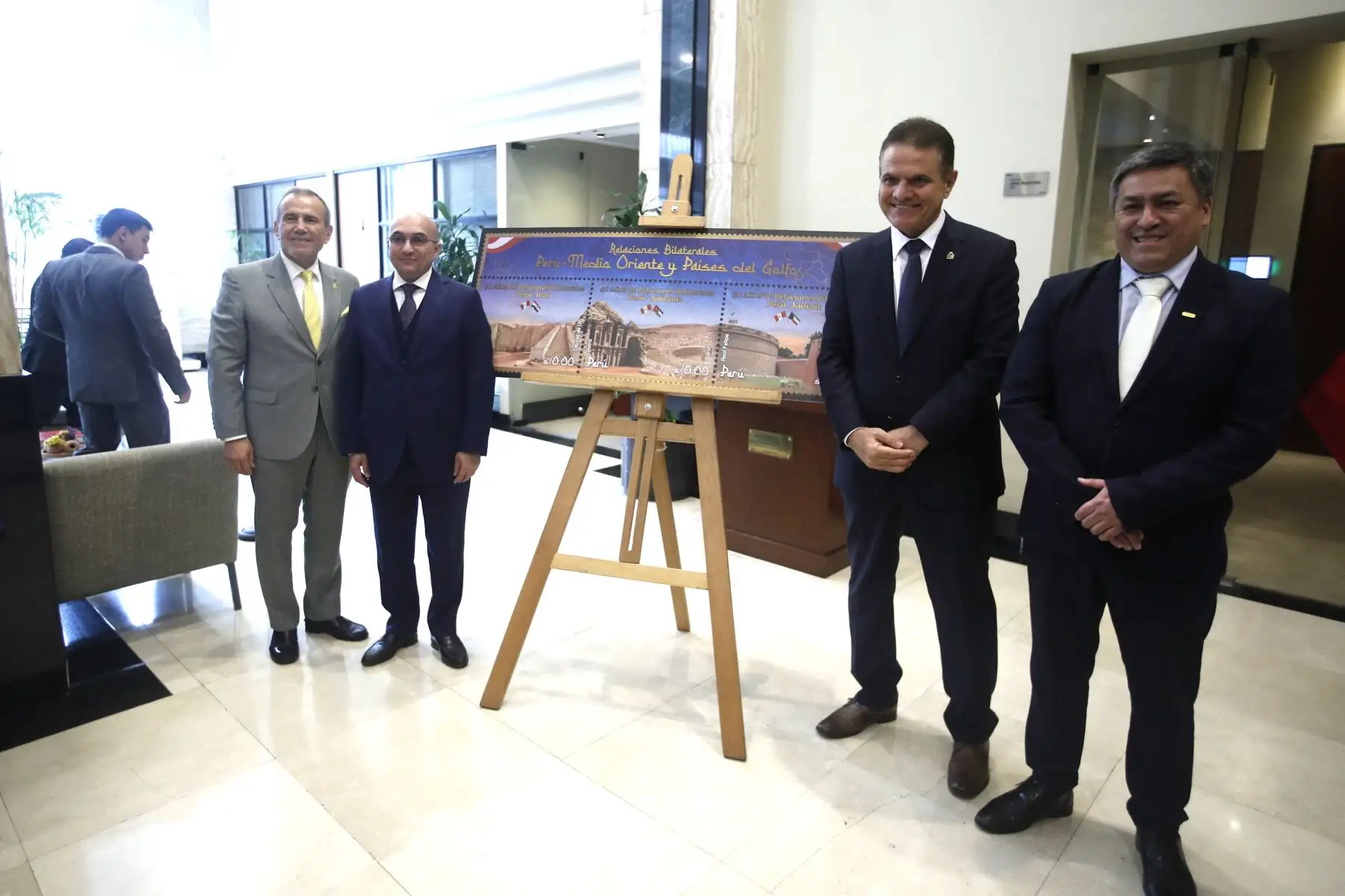 El Ministro de Relaciones Exteriores, embajador Elmer Schialer Salcedo  participa en la  inauguración de la exposición fotográfica-documental y presentación de la serie filatélica alusiva al aniversario del establecimiento de relaciones diplomáticas entre el Perú y el Estado de Kuwait , el Reino Hachemita de Jordania y la República de Irak.
Foto: ANDINA/Eddy Ramos