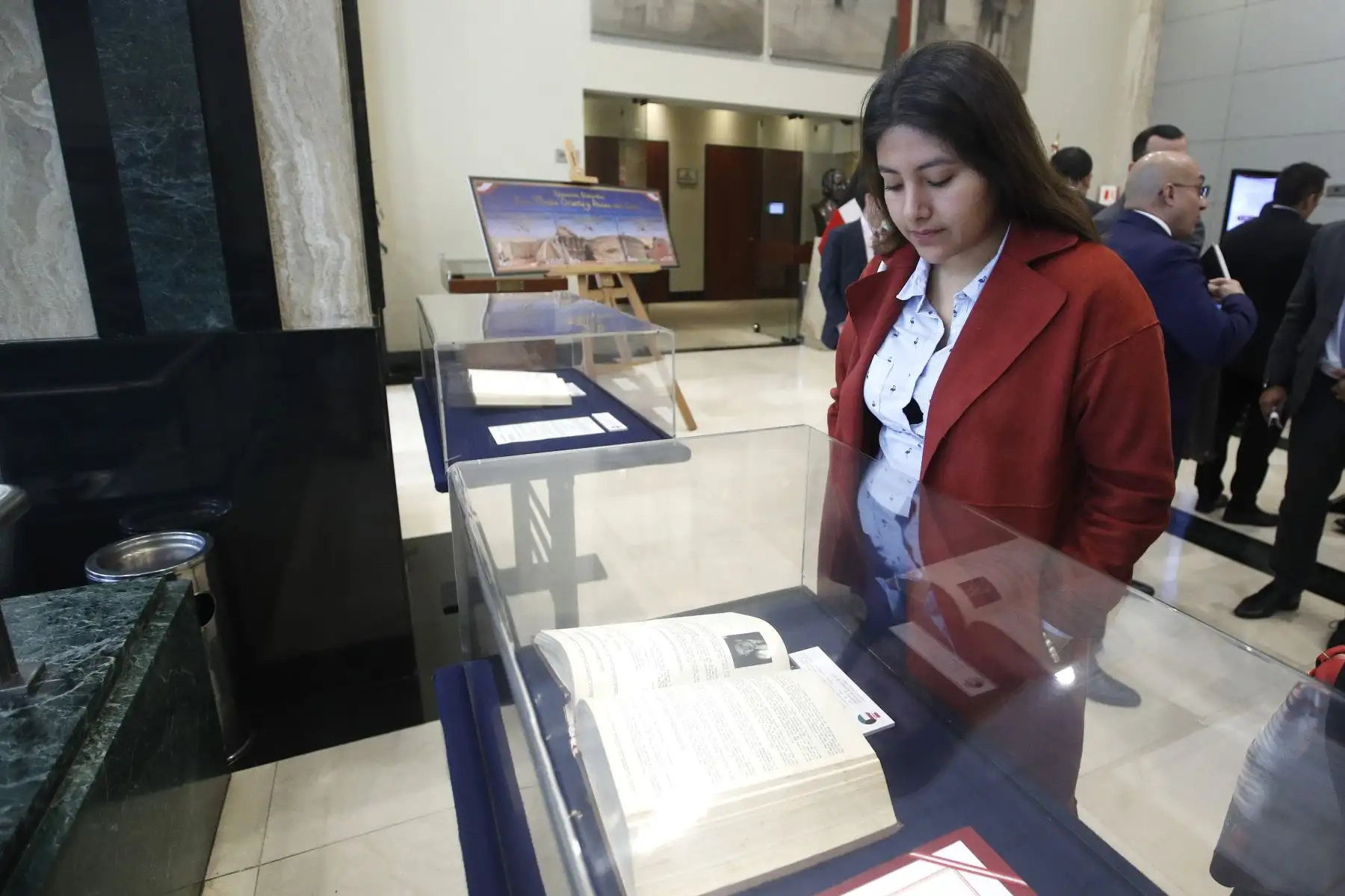 El Ministro de Relaciones Exteriores, embajador Elmer Schialer Salcedo  participa en la  inauguración de la exposición fotográfica-documental y presentación de la serie filatélica alusiva al aniversario del establecimiento de relaciones diplomáticas entre el Perú y el Estado de Kuwait , el Reino Hachemita de Jordania y la República de Irak.
Foto: ANDINA/Eddy Ramos