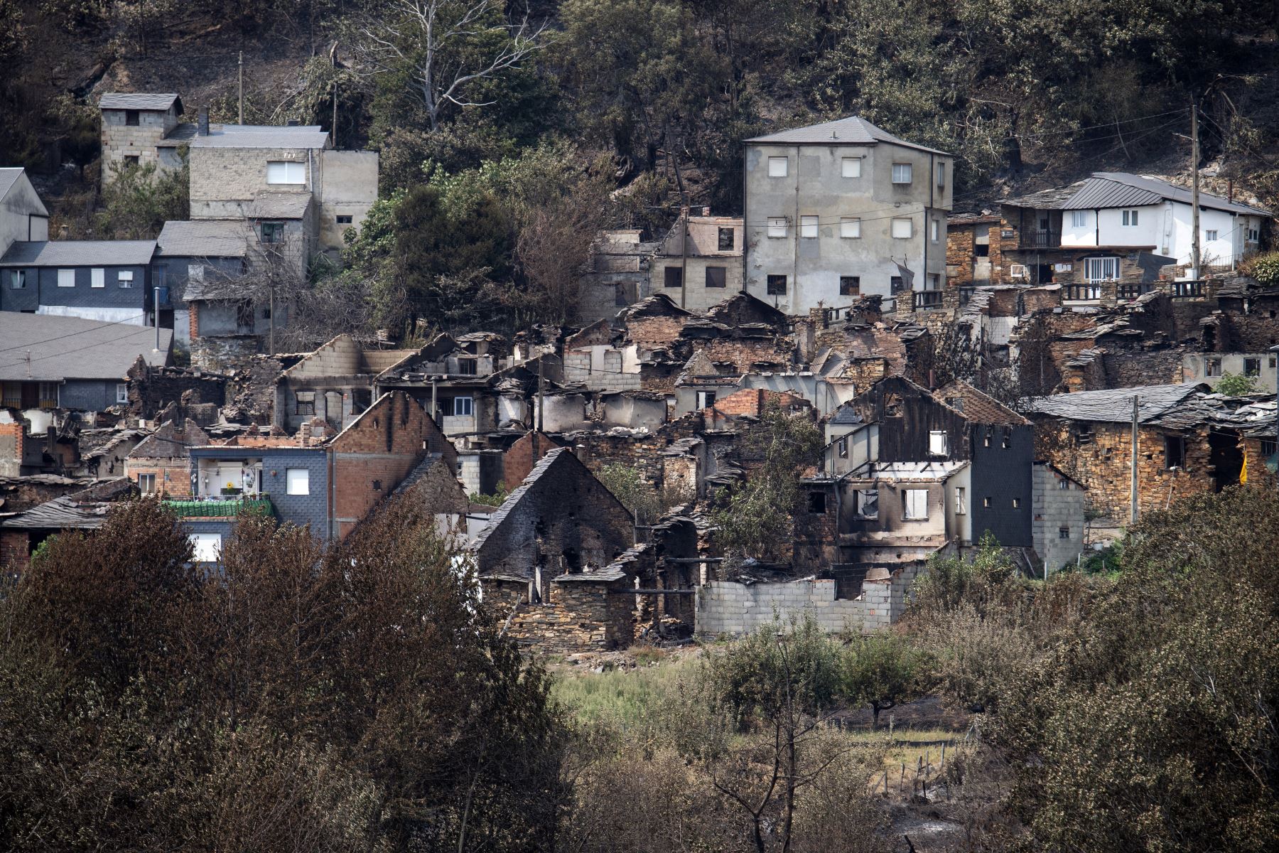 Vista general de San Vicente de Leira, en la provincia de Ourense, al noroeste de España, tras un incendio forestal. España aún afronta "horas difíciles" en su lucha contra los incendios forestales que han devastado una superficie récord, advirtió hoy el presidente del Gobierno, Pedro Sánchez, a pesar de la llegada de temperaturas más bajas. Foto: AFP