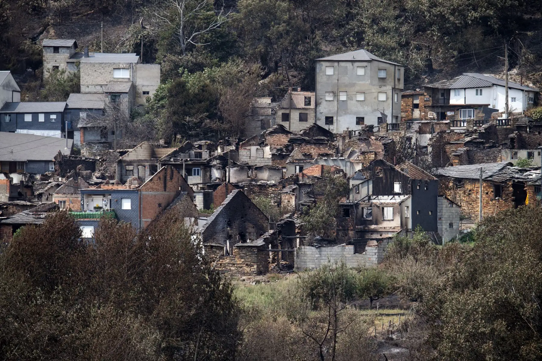 Vista general de San Vicente de Leira, en la provincia de Ourense, al noroeste de España, tras un incendio forestal. España aún afronta "horas difíciles" en su lucha contra los incendios forestales que han devastado una superficie récord, advirtió hoy el presidente del Gobierno, Pedro Sánchez, a pesar de la llegada de temperaturas más bajas. Foto: AFP