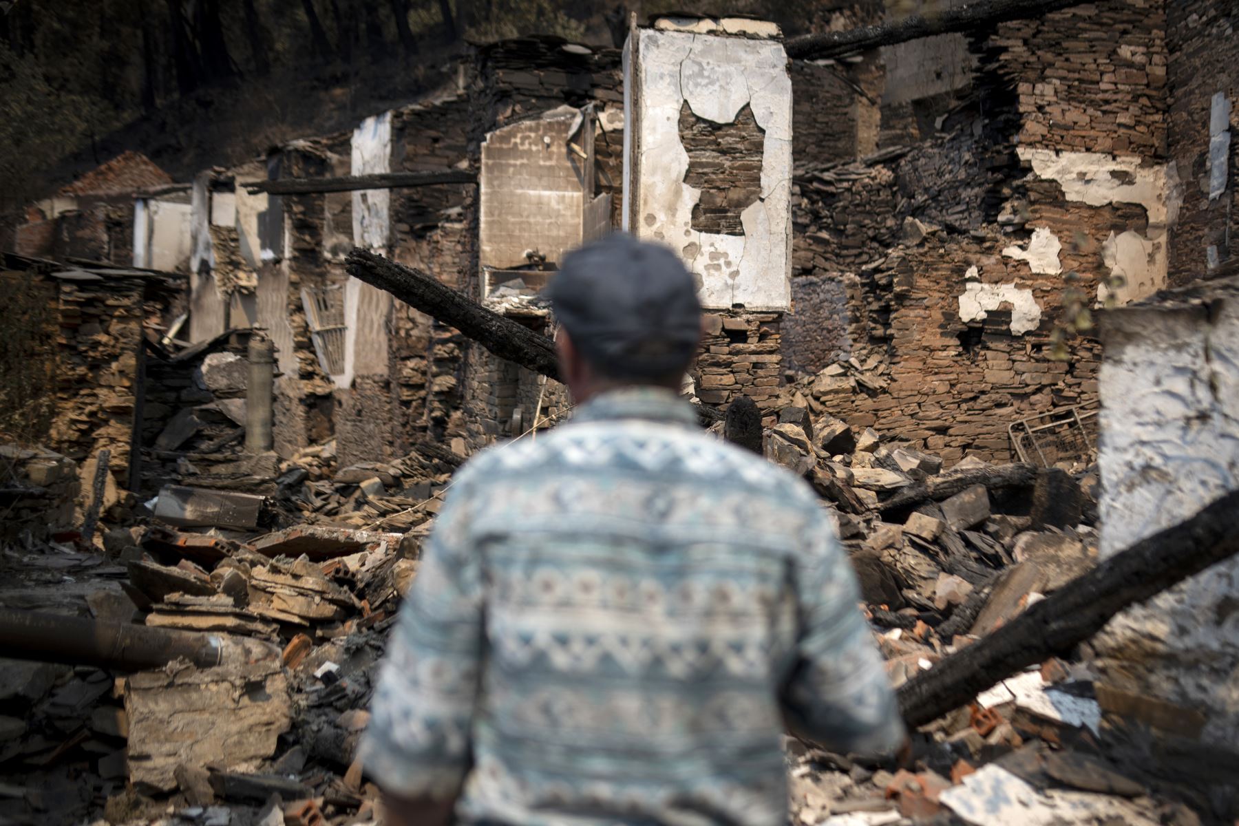 España continúa la batalla contra los incendios forestales que asolan su territorio y que ya dejan 382.607 hectáreas quemadas, más de 31.000 personas desalojadas, cuatro fallecidos y decenas de heridos, pese al cese de la ola de calor y una leve mejoría en las condiciones meteorológicas. AFP
