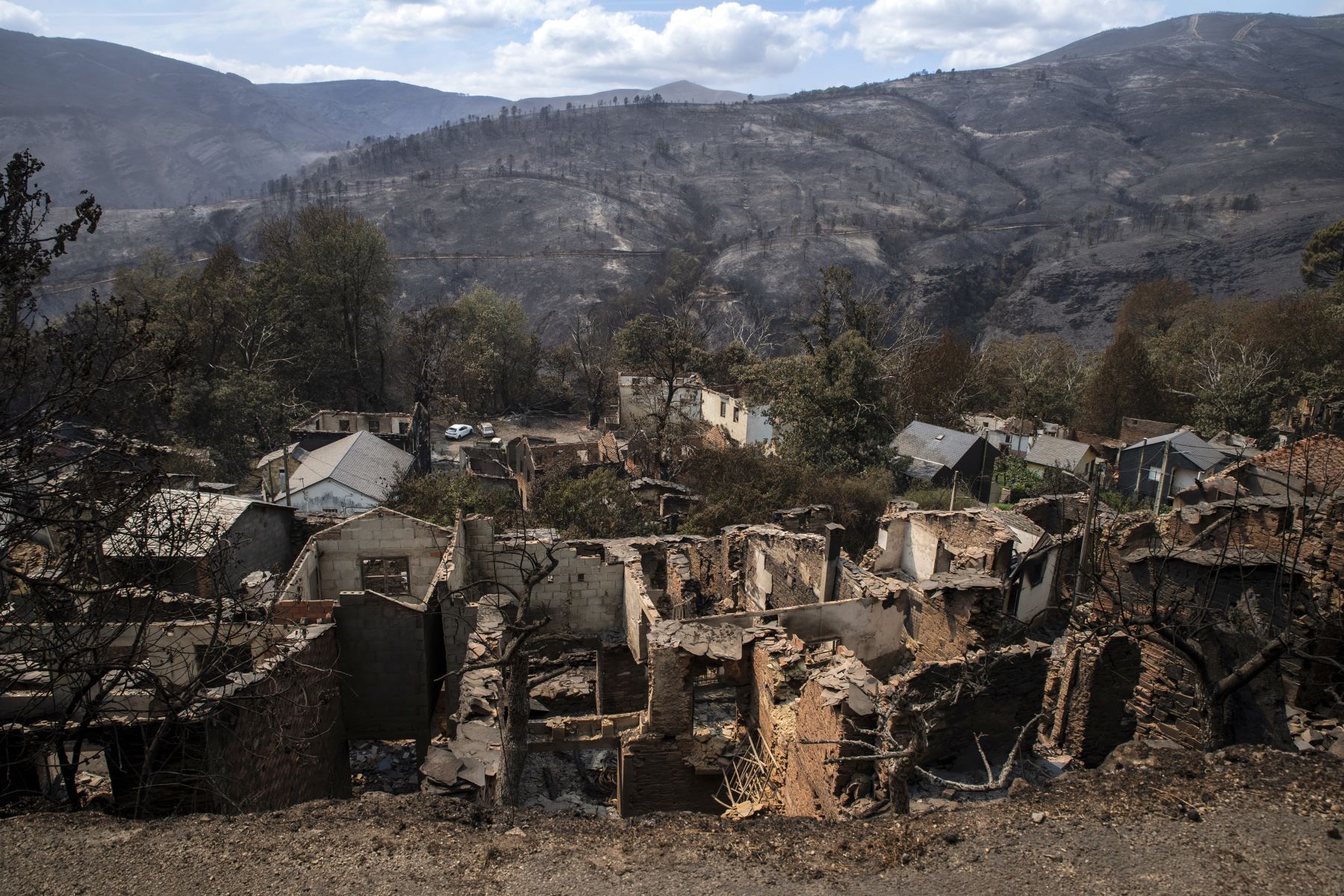 Varias regiones del país como Castilla y León, Galicia, Asturias (al norte del país) o Extremadura (oeste) agrupan los más de 40 incendios localizados, de los cuales 21 están activos, por lo que representan una situación de emergencia por "mayor gravedad".  AFP