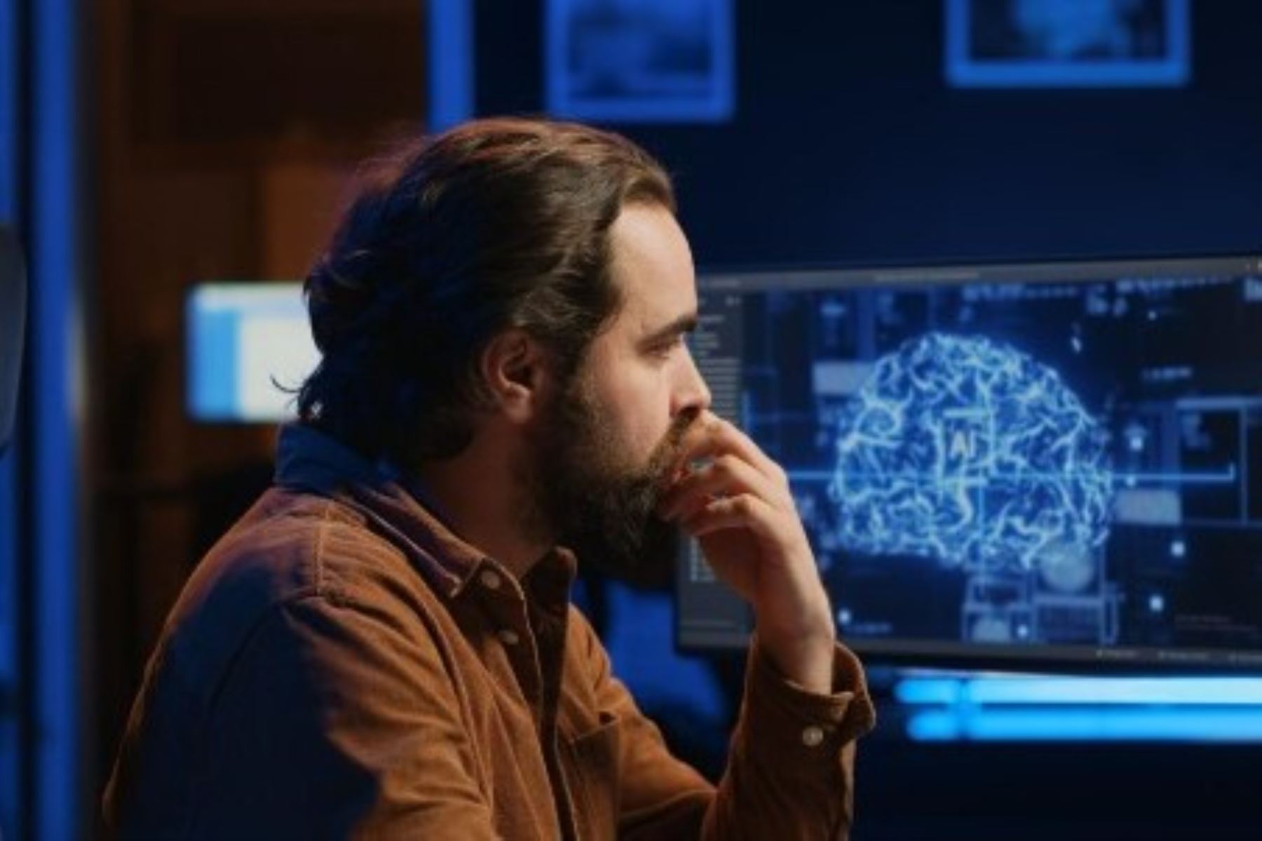 Cerca del 50 % de los jóvenes que sienten malestar emocional acuden primero a internet antes que a un especialista. Foto: UCAL/Difusión.