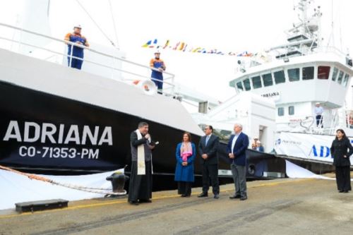 Ministro de la Producción, Sergio Gonzalez, lideró la ceremonia de nombramiento de la moderna embarcación pesquera “Adriana”, de la empresa peruana Austral Group. Foto: Cortesía.