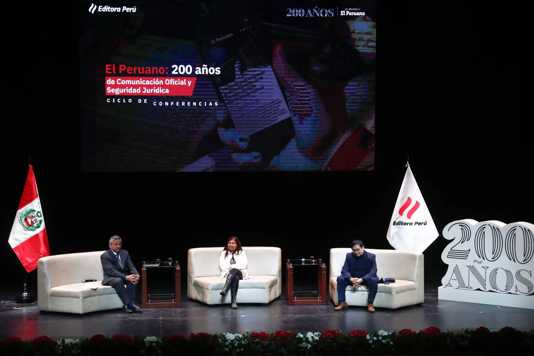 Ex directores del Diario Oficial El Peruano, entre ellos José Luis Bravo y Susana Grados, participaron en la inauguración del ciclo de conferencias "El Peruano: 200 años de Comunicación Oficial y Seguridad Jurídica", que se realizó en el Centro de convenciones NOS PUCP de San Isidro. Foto: ANDINA/Daniel Bracamonte