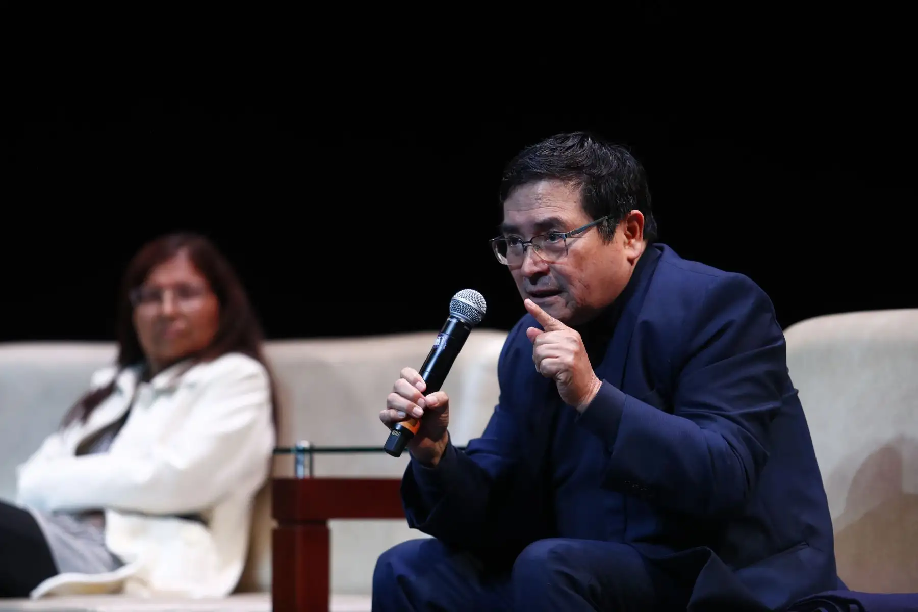 Ex directores del Diario Oficial El Peruano, entre ellos José Luis Bravo y Susana Grados, participaron en la inauguración del ciclo de conferencias "El Peruano: 200 años de Comunicación Oficial y Seguridad Jurídica", que se realizó en el Centro de convenciones NOS PUCP de San Isidro. Foto: ANDINA/Daniel Bracamonte