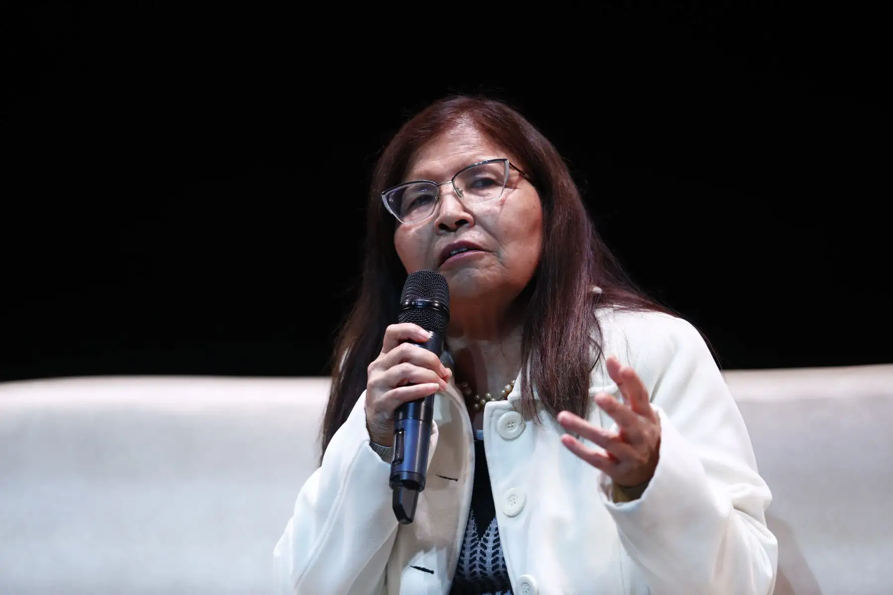 Ex directores del Diario Oficial El Peruano, entre ellos José Luis Bravo y Susana Grados, participaron en la inauguración del ciclo de conferencias "El Peruano: 200 años de Comunicación Oficial y Seguridad Jurídica", que se realizó en el Centro de convenciones NOS PUCP de San Isidro. Foto: ANDINA/Daniel Bracamonte