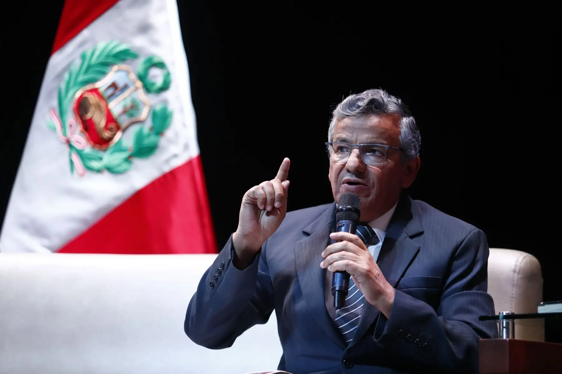 Ex directores del Diario Oficial El Peruano, entre ellos José Luis Bravo y Susana Grados, participaron en la inauguración del ciclo de conferencias "El Peruano: 200 años de Comunicación Oficial y Seguridad Jurídica", que se realizó en el Centro de convenciones NOS PUCP de San Isidro. Foto: ANDINA/Daniel Bracamonte