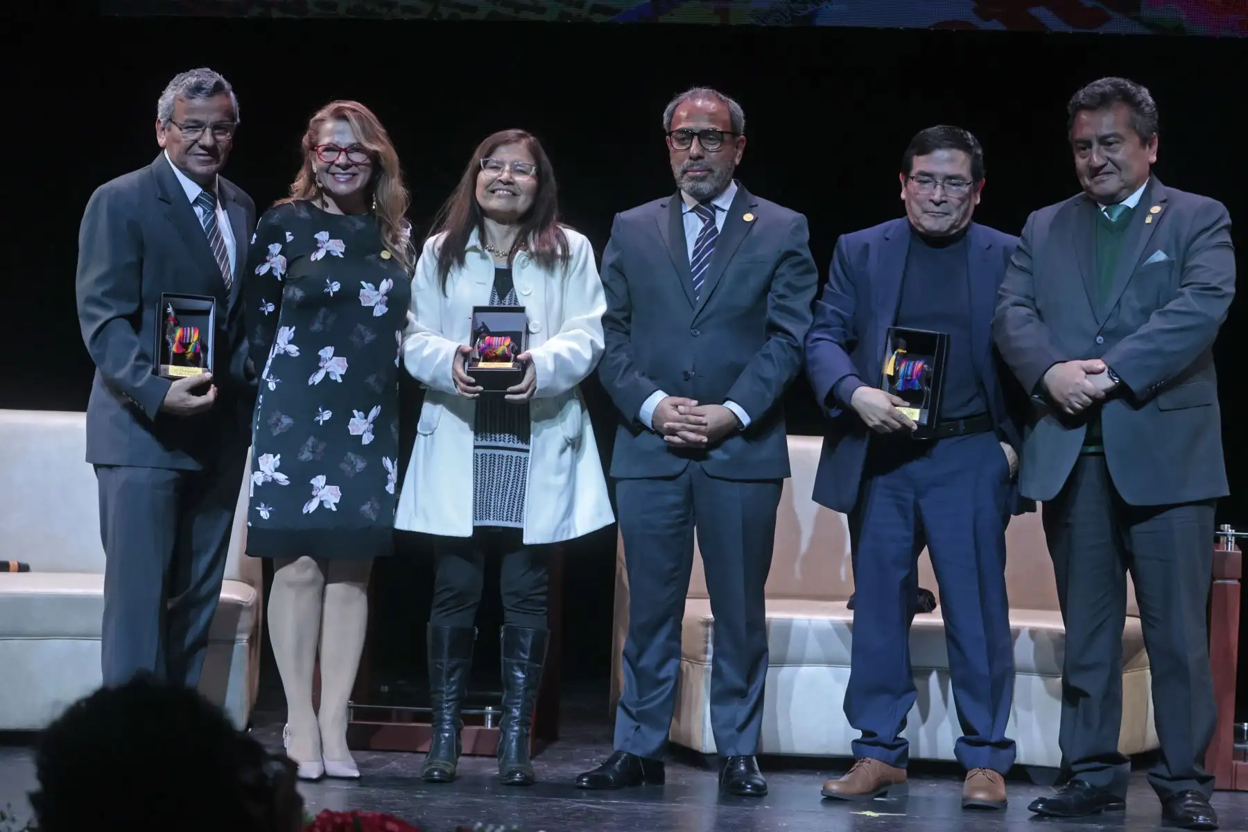 Ex directores del Diario Oficial El Peruano, entre ellos José Luis Bravo y Susana Grados, participaron en la inauguración del ciclo de conferencias "El Peruano: 200 años de Comunicación Oficial y Seguridad Jurídica", que se realizó en el Centro de convenciones NOS PUCP de San Isidro. Foto: ANDINA/Vidal Tarqui