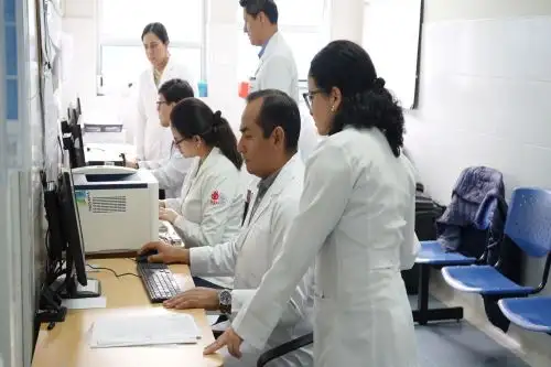 El Hospital Nacional Guillermo Almenara Irigoyen de EsSalud implementó cuatro habitaciones para realizar trasplantes de médula ósea. Foto: ANDINA/Difusión