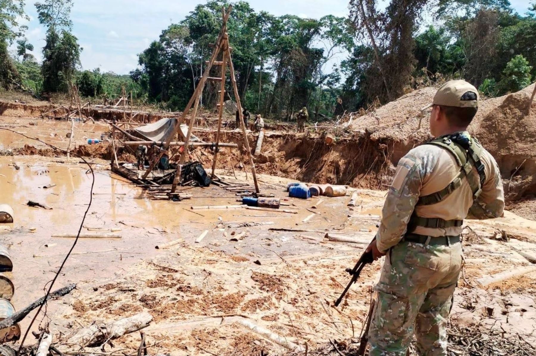 Fuerzas del orden destruyen bienes incautados a la minería ilegal en Madre de Dios.