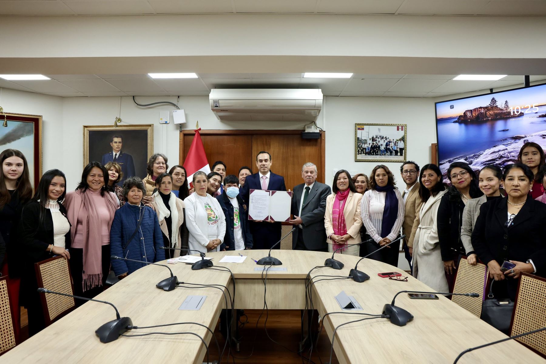 Presidente del Congreso, José Jerí, firma autógrafa de ley que protege derechos laborales de pacientes con cáncer.