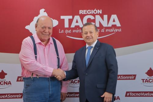El gobernador regional de Tacna, Luis Torres, con Julio César Cadenillas. Foto: ANDINA/Difusión