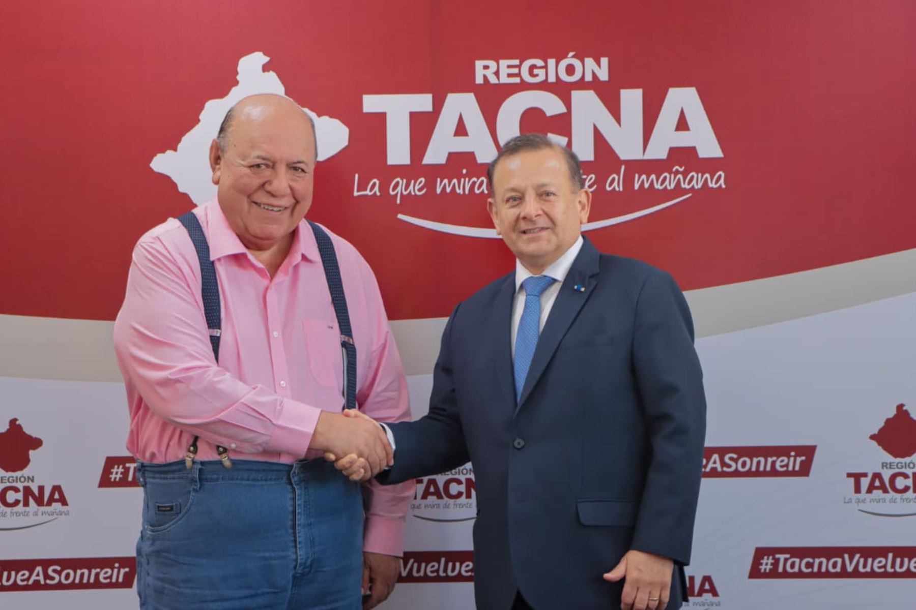 El gobernador regional de Tacna, Luis Torres, con Julio César Cadenillas. Foto: ANDINA/Difusión