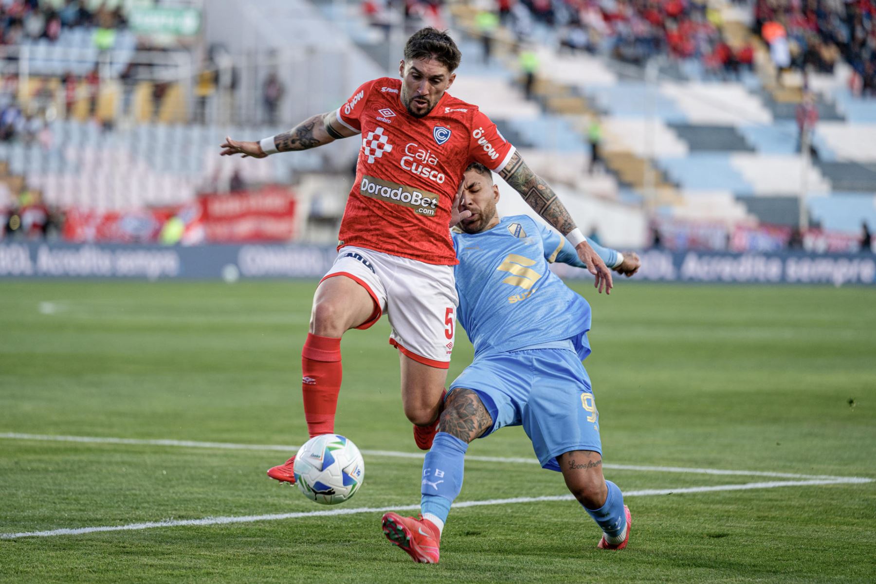 Santiago Arias de Cienciano disputa el balón con Damián Batallini de Bolívar este miércoles 20 de agosto de 2025 durante el partido de octavos de final de la Copa Sudamericana entre Cienciano y Bolívar en el estadio Inca Garcilaso en Cusco, Perú. Foto: EFE