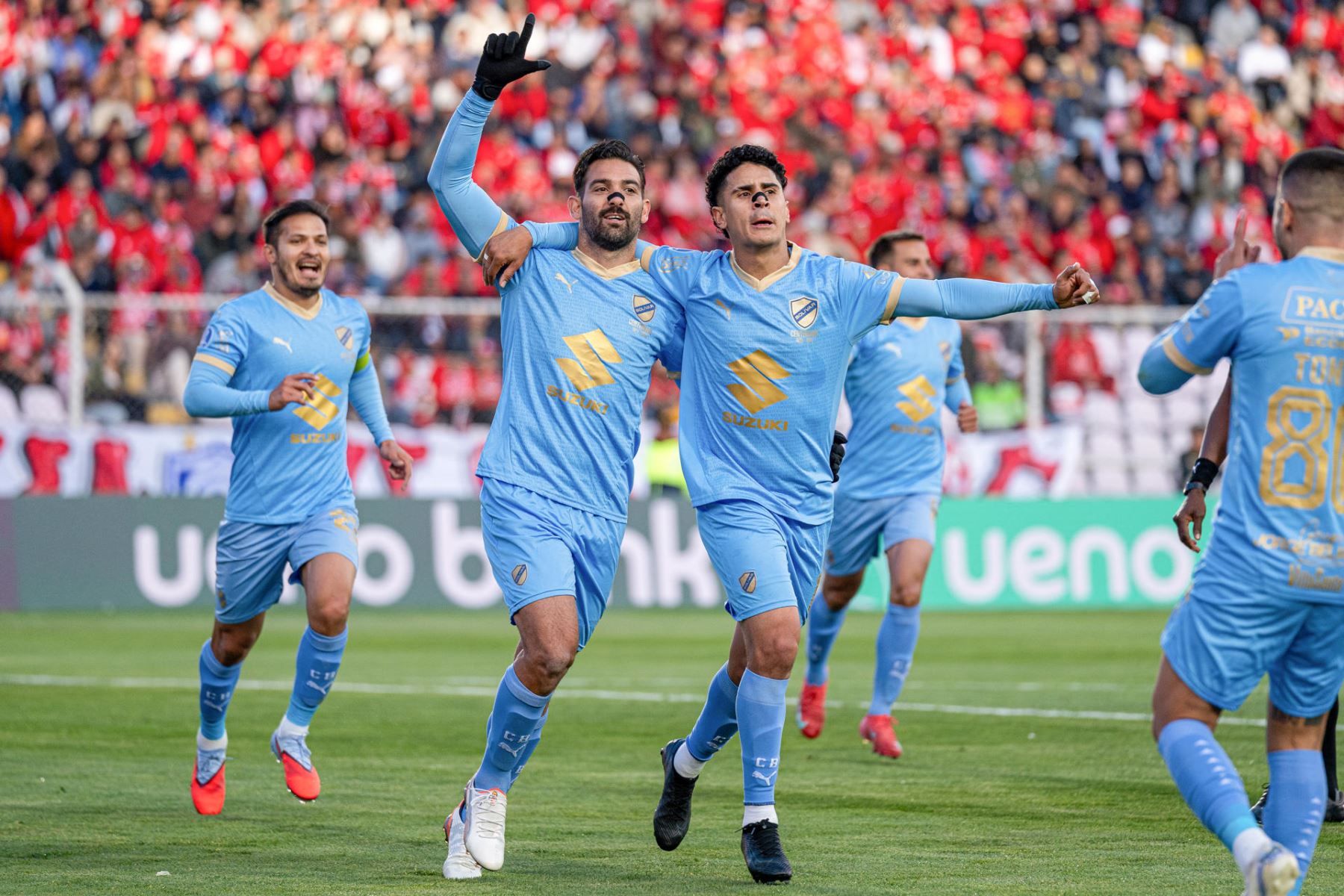 Martín Cauteruccio y Daniel Cataño de Bolívar celebran un gol este miércoles 20 de agosto de 2025 durante el partido de octavos de final de la Copa Sudamericana entre Cienciano y Bolívar en el estadio Inca Garcilaso en Cusco, Perú. Foto: EFE