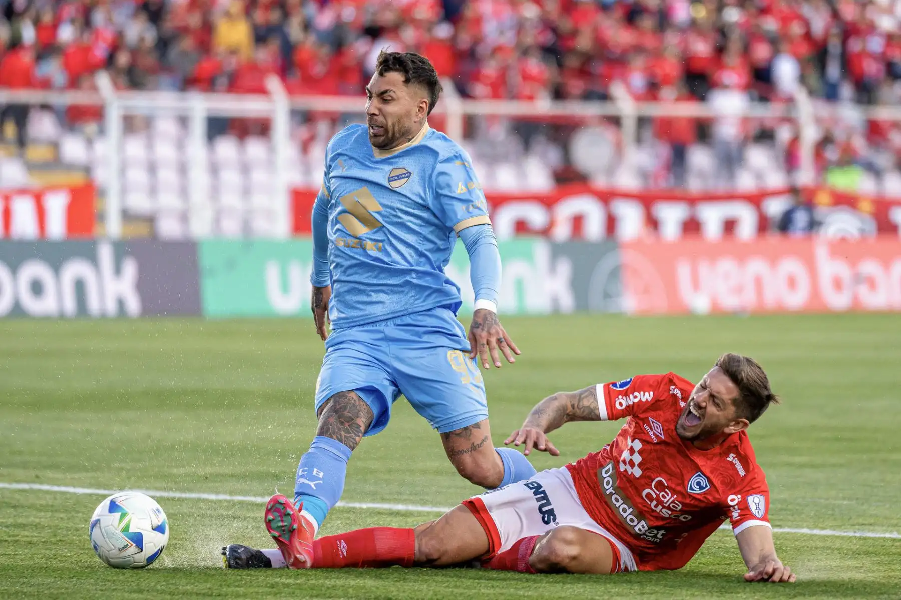 Maximiliano Amondarain de Cienciano disputa el balón con Damián Batallini de Bolívar este miércoles 20 de agosto de 2025 durante el partido de octavos de final de la Copa Sudamericana entre Cienciano y Bolívar en el estadio Inca Garcilaso en Cusco, Perú. Foto: EFE