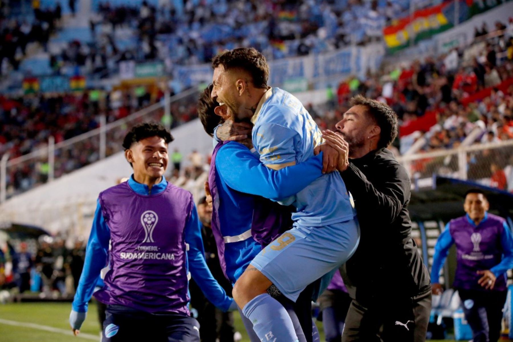 El delantero argentino de Bolívar, Damián Batallini, celebra con sus compañeros después de marcar el segundo gol de su equipo durante el partido de vuelta de los octavos de final de la Copa Sudamericana entre Cienciano de Perú y Bolívar de Bolivia en el estadio Inca Garcilaso de la Vega en el Cusco el 20 de agosto de 2025. Foto: AFP