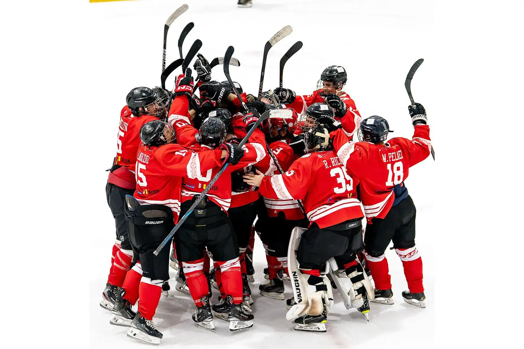 El primer equipo peruano de Hockey sobre hielo se clasificó a la final en el Amerigol Latam Cup en Coral Springs, Florida, tras vencer a la selección de Puerto Rico por 8 a 7 en tiempo extra. Foto: AmeriGol International Hockey Association