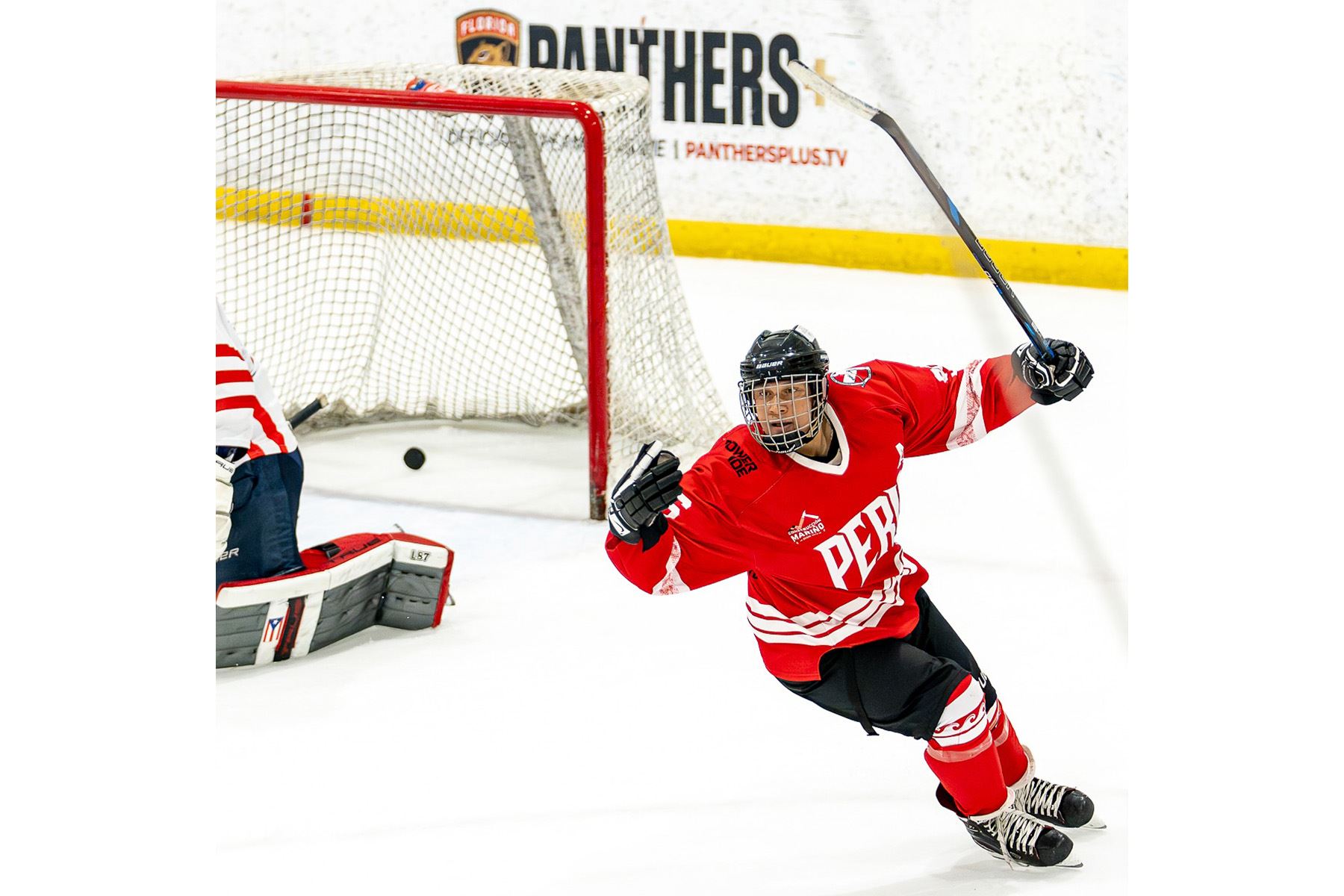 El primer equipo peruano de Hockey sobre hielo se clasificó a la final en el Amerigol Latam Cup en Coral Springs, Florida, tras vencer a la selección de Puerto Rico por 8 a 7 en tiempo extra. Foto: AmeriGol International Hockey Association