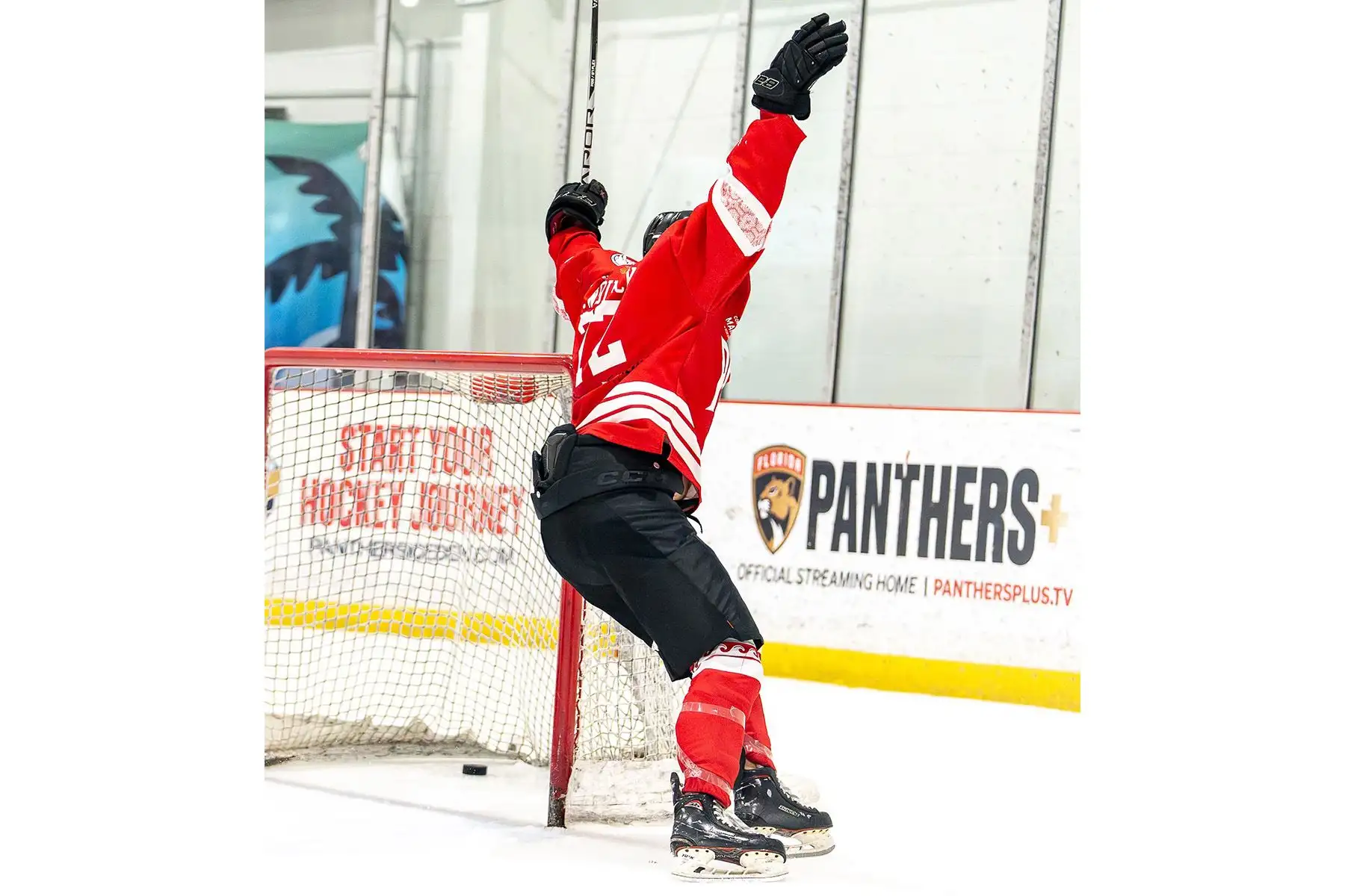 El primer equipo peruano de Hockey sobre hielo se clasificó a la final en el Amerigol Latam Cup en Coral Springs, Florida, tras vencer a la selección de Puerto Rico por 8 a 7 en tiempo extra. Foto: AmeriGol International Hockey Association