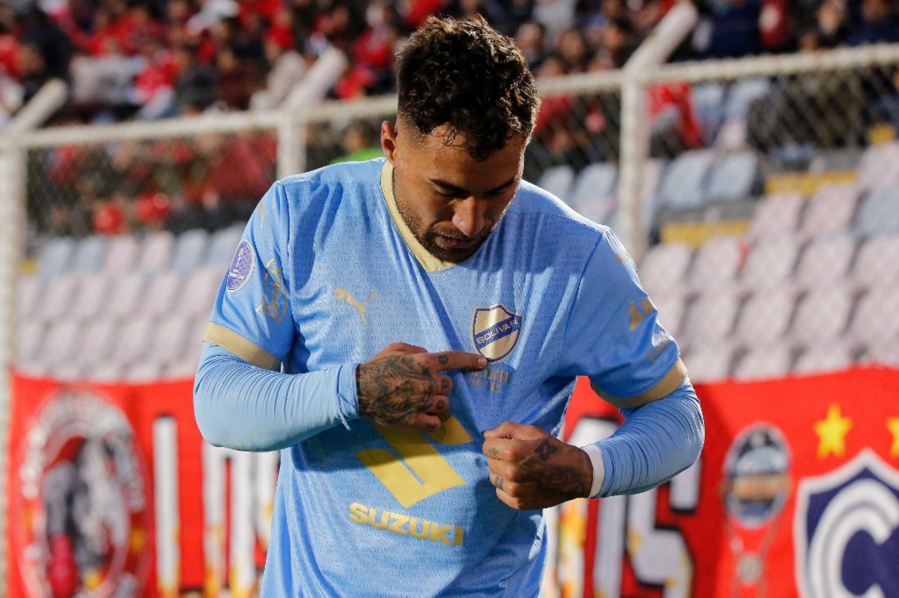 El delantero argentino de Bolívar, Damián Batallini, celebra después de marcar el segundo gol de su equipo durante el partido de vuelta de los octavos de final de la Copa Sudamericana entre Cienciano de Perú y Bolívar de Bolivia en el estadio Inca Garcilaso de la Vega en Cusco, Perú, el 20 de agosto de 2025. Foto: AFP