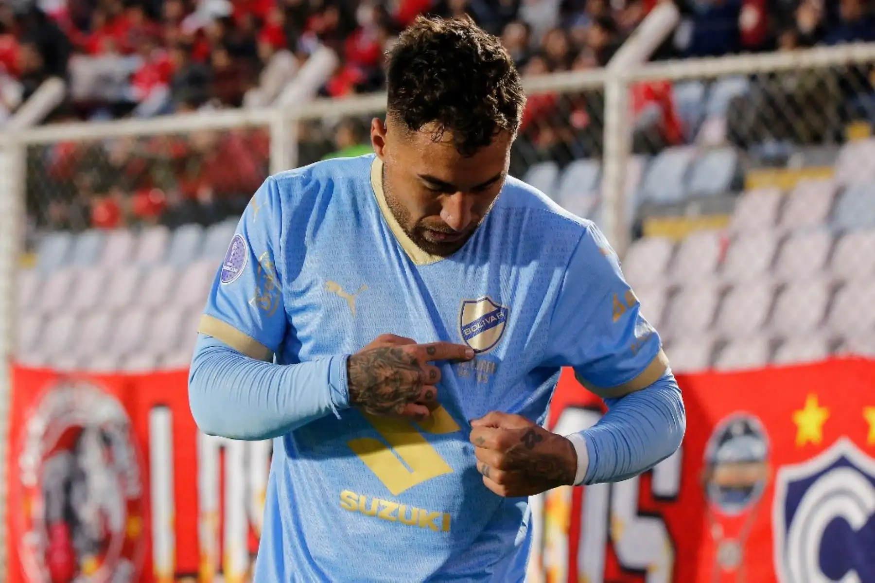 El delantero argentino de Bolívar, Damián Batallini, celebra después de marcar el segundo gol de su equipo durante el partido de vuelta de los octavos de final de la Copa Sudamericana entre Cienciano de Perú y Bolívar de Bolivia en el estadio Inca Garcilaso de la Vega en Cusco, Perú, el 20 de agosto de 2025. Foto: AFP