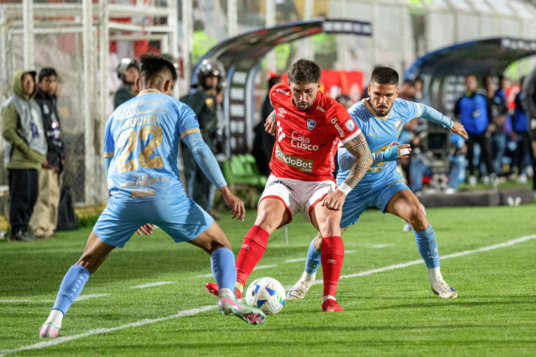 Maximiliano Amondarain de Cienciano disputa el balón con Yomar Rocha de Bolívar este miércoles 20 de agosto de 2025 durante el partido de octavos de final de la Copa Sudamericana entre Cienciano y Bolívar en el estadio Inca Garcilaso en Cusco, Perú. Foto: EFE