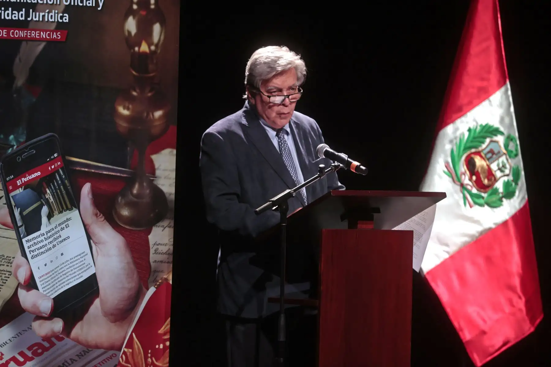 Jorge Muñoz Ziches, socio principal del Estudio Muñoz, expone durante el segundo día de las conferencias "El Peruano: 200 años de Comunicación Oficial y Seguridad Jurídica", que se realiza en el Centro de Convenciones NOS PUCP de San Isidro. 
Foto: ANDINA/Vidal Tarqui