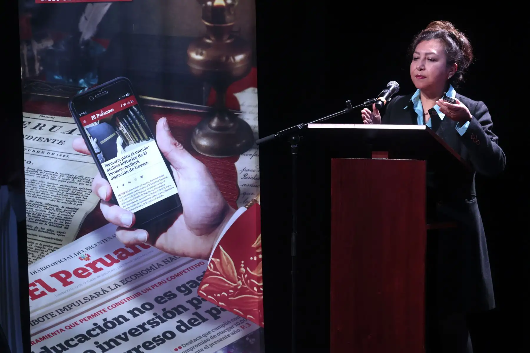 Jacqueline Oyarce Cruz, ponente sobre Ciberseguridad y Comunicación Digital, expone durante el segundo día de las conferencias "El Peruano: 200 años de Comunicación Oficial y Seguridad Jurídica", que se realiza en el Centro de Convenciones NOS PUCP de San Isidro.  
Foto: ANDINA/Vidal Tarqui