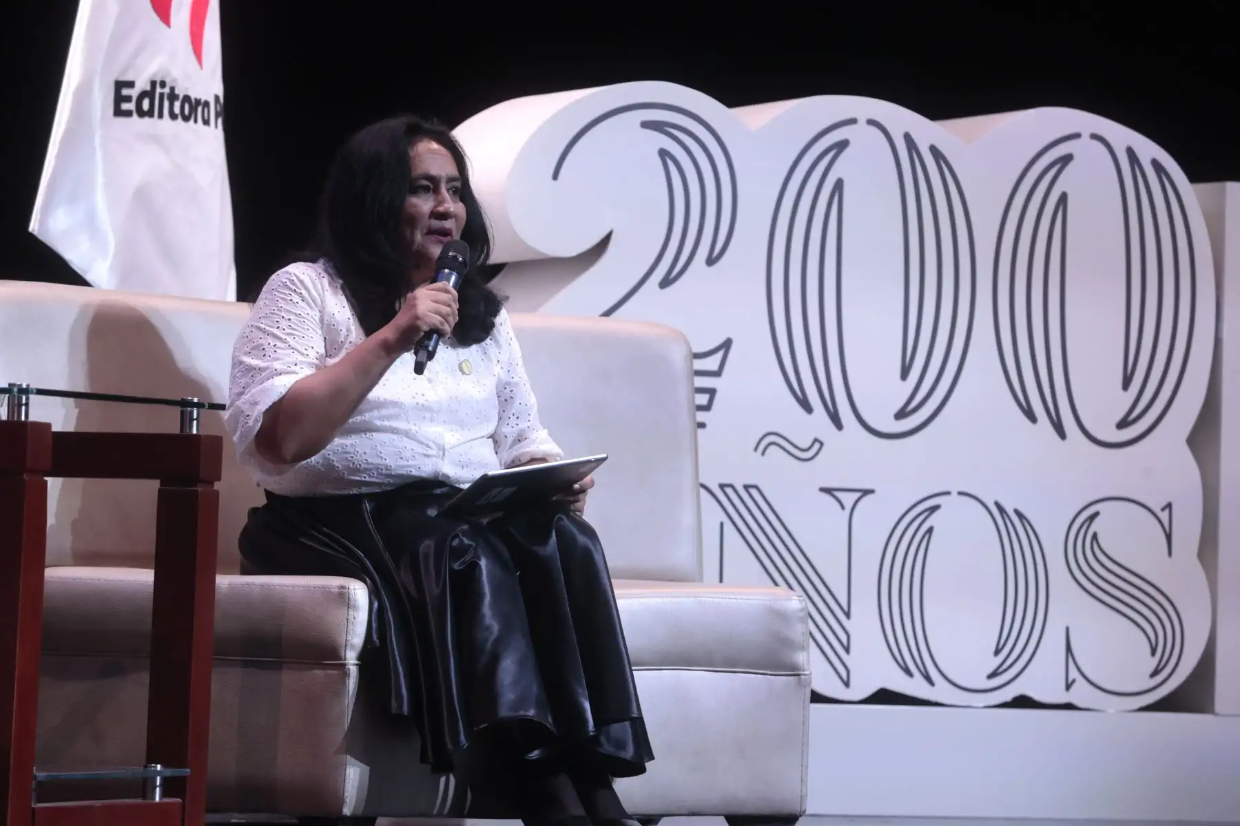 La periodista del Diario Oficial El Peruano, Katia Aguirre, expone durante el conversatorio "El día a día del Diario El Peruano", en el marco del segundo día de las conferencias "El Peruano: 200 años de Comunicación Oficial y Seguridad Jurídica", que se realiza en el Centro de Convenciones NOS PUCP de San Isidro. Foto: ANDINA/Vidal Tarqui