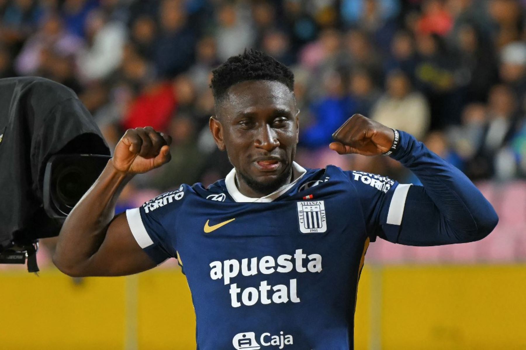 El mediocampista ecuatoriano de Alianza Lima, Eryc Castillo, celebra tras marcar el primer gol de su equipo durante el partido de vuelta de octavos de final de la Copa Sudamericana entre la Universidad Católica de Ecuador y Alianza Lima de Perú en el Estadio Olímpico Atahualpa en Quito el 20 de agosto de 2025. Foto: AFP