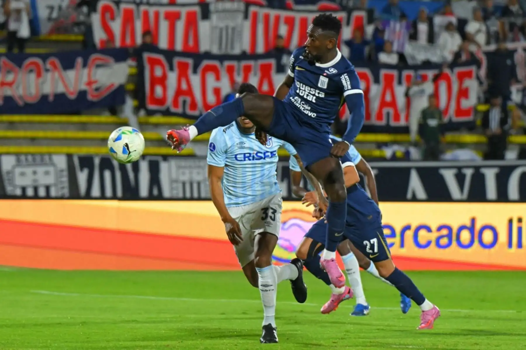 El mediocampista ecuatoriano de Alianza Lima, Eryc Castillo, anota el primer gol de su equipo durante el partido de vuelta de octavos de final de la Copa Sudamericana entre la Universidad Católica de Ecuador y Alianza Lima de Perú en el Estadio Olímpico Atahualpa en Quito el 20 de agosto de 2025. Foto: AFP