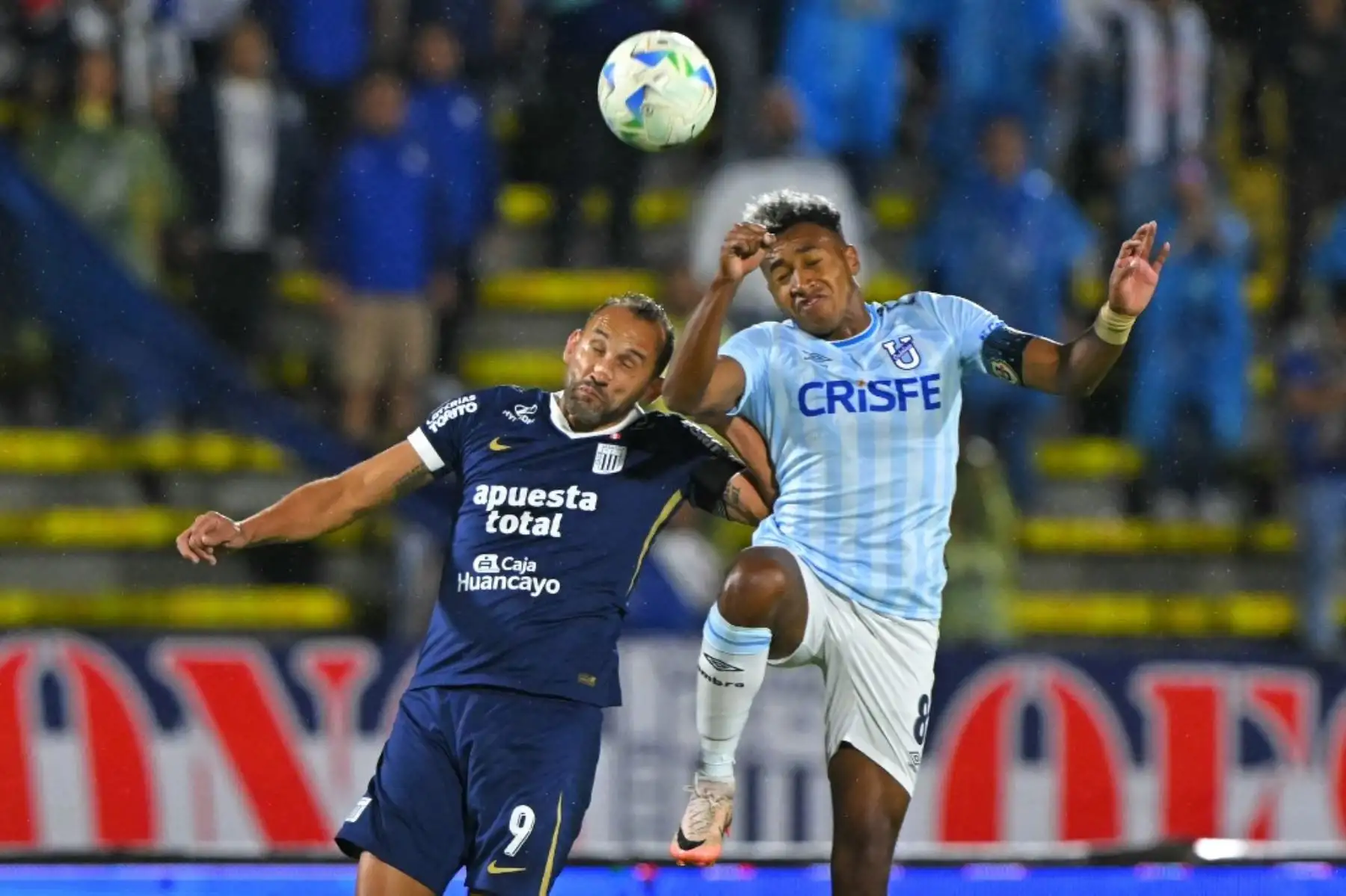 El delantero argentino de Alianza Lima, Hernán Barcos, y el mediocampista de la Universidad Católica, Emiliano Clavijo, luchan por el balón durante el partido de vuelta de octavos de final de la Copa Sudamericana entre la Universidad Católica de Ecuador y Alianza Lima de Perú en el Estadio Olímpico Atahualpa en Quito el 20 de agosto de 2025. Foto: AFP