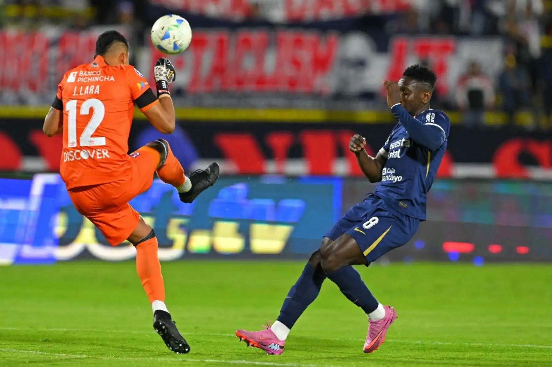 El portero de la Universidad Católica, Johan Lara, y el mediocampista ecuatoriano de Alianza Lima, Eryc Castillo, luchan por el balón durante el partido de vuelta de octavos de final de la Copa Sudamericana entre la Universidad Católica de Ecuador y Alianza Lima de Perú en el Estadio Olímpico Atahualpa en Quito el 20 de agosto de 2025. Foto: AFP