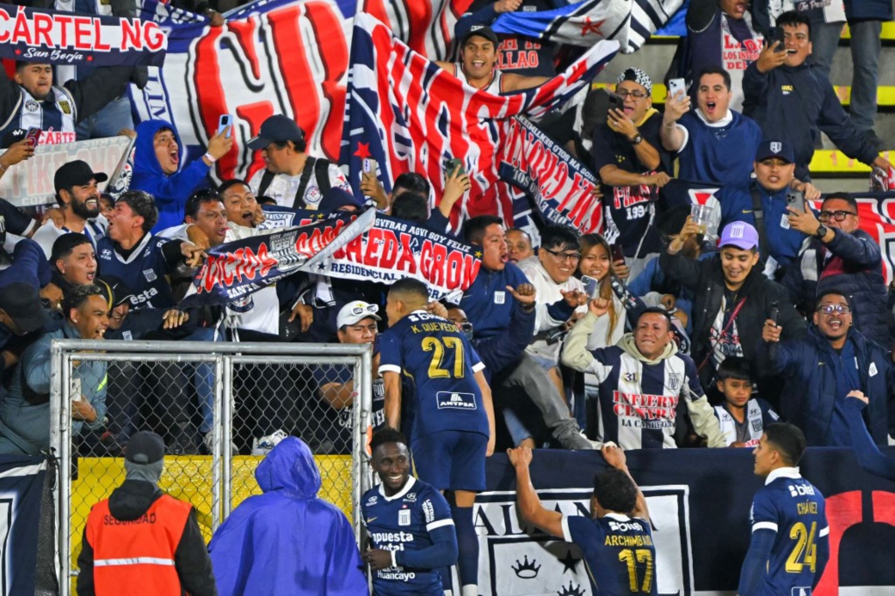 El delantero de Alianza Lima, Kevin Quevedo, celebra tras marcar el segundo gol de su equipo durante el partido de vuelta de octavos de final de la Copa Sudamericana entre la Universidad Católica de Ecuador y Alianza Lima de Perú en el Estadio Olímpico Atahualpa en Quito el 20 de agosto de 2025. Foto: AFP
