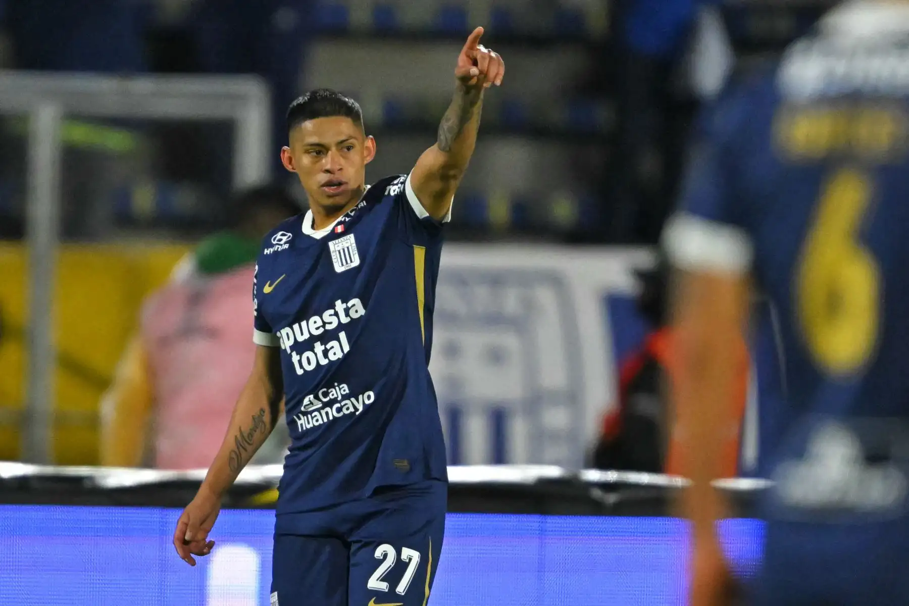 El delantero de Alianza Lima, Kevin Quevedo, celebra tras marcar el segundo gol de su equipo durante el partido de vuelta de octavos de final de la Copa Sudamericana entre la Universidad Católica de Ecuador y Alianza Lima de Perú en el Estadio Olímpico Atahualpa en Quito el 20 de agosto de 2025. Foto: AFP