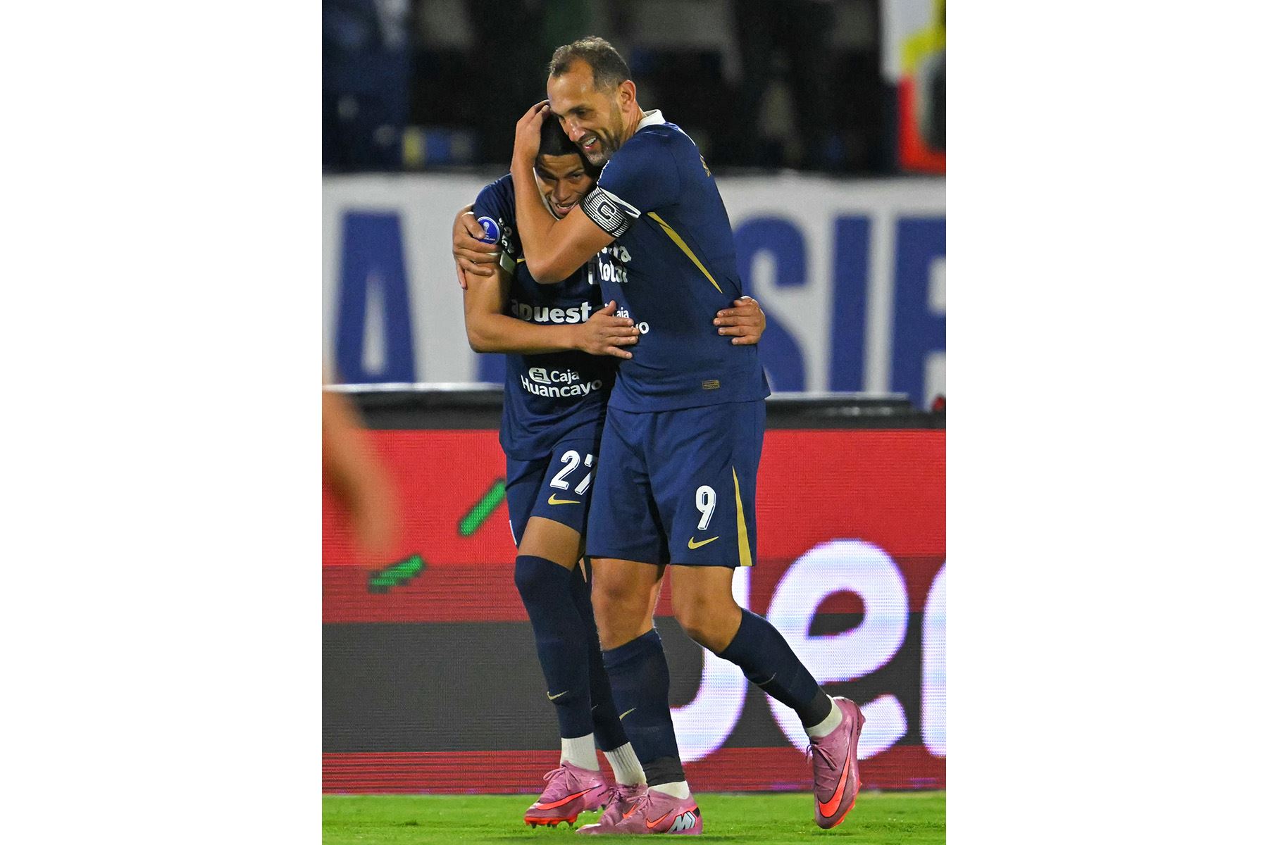 El delantero de Alianza Lima, Kevin Quevedo, celebra el segundo gol de su equipo con el delantero argentino Hernán Barcos durante el partido de vuelta de los octavos de final de la Copa Sudamericana entre la Universidad Católica de Ecuador y la Alianza Lima de Perú en el Estadio Olímpico Atahualpa en Quito el 20 de agosto de 2025. Foto: AFP