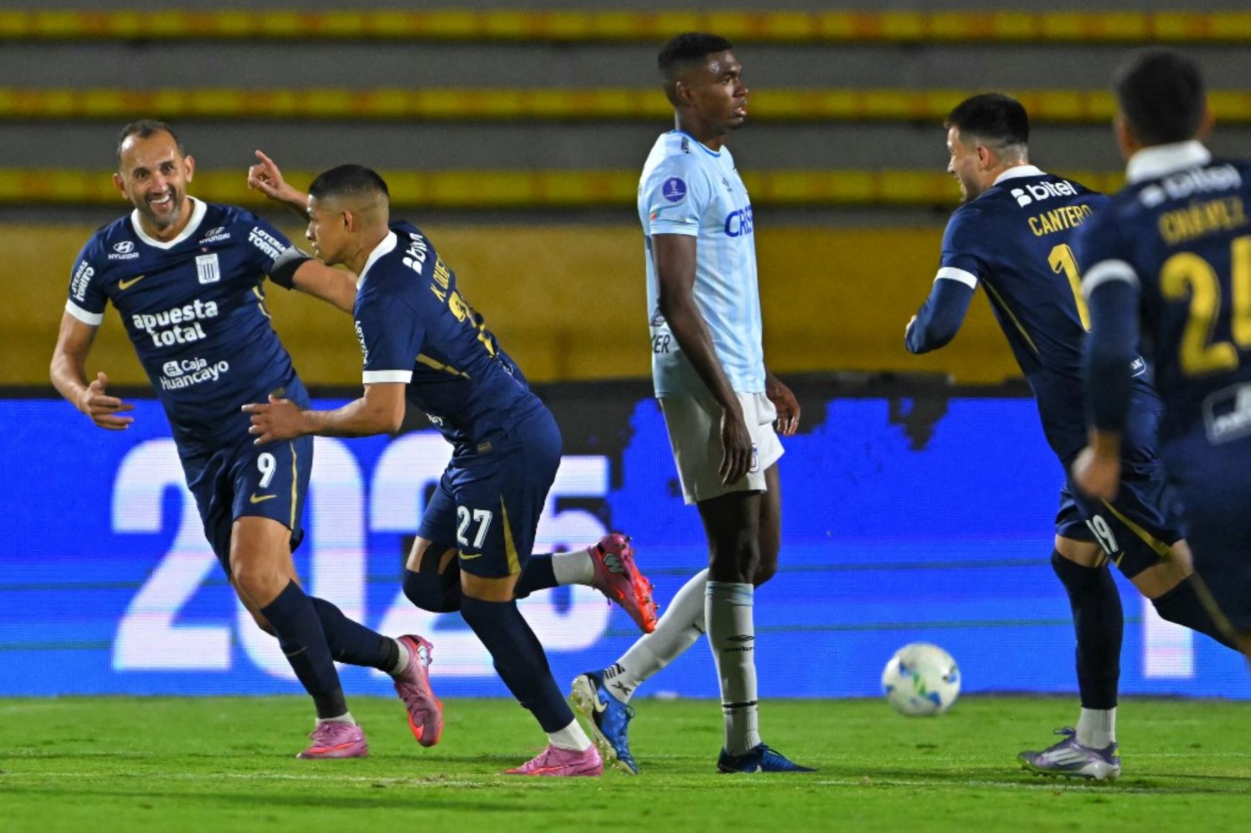 El delantero de Alianza Lima, Kevin Quevedo, celebra tras marcar el segundo gol de su equipo durante el partido de vuelta de octavos de final de la Copa Sudamericana entre la Universidad Católica de Ecuador y Alianza Lima de Perú en el Estadio Olímpico Atahualpa en Quito el 20 de agosto de 2025. Foto: AFP
