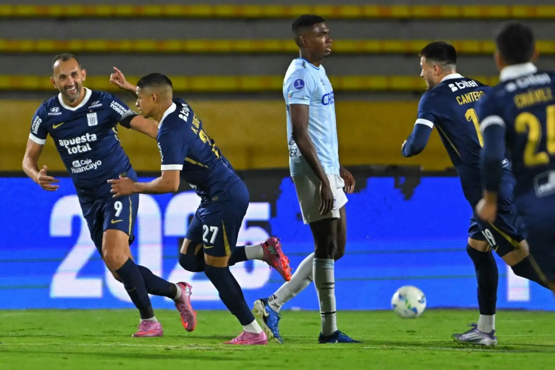 El delantero de Alianza Lima, Kevin Quevedo, celebra tras marcar el segundo gol de su equipo durante el partido de vuelta de octavos de final de la Copa Sudamericana entre la Universidad Católica de Ecuador y Alianza Lima de Perú en el Estadio Olímpico Atahualpa en Quito el 20 de agosto de 2025. Foto: AFP