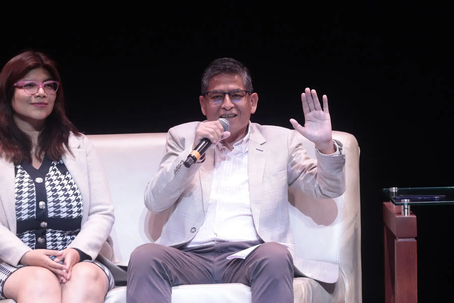 El periodista de la Agencia Andina, César Chaman, expuso durante el conversatorio "Una transformación inevitable: Los dinosaurios no tenían redes", en el marco del segundo día de las conferencias "El Peruano: 200 años de Comunicación Oficial y Seguridad Jurídica", que se realiza en el Centro de Convenciones NOS PUCP de San Isidro.
Foto: ANDINA/Vidal Tarqui