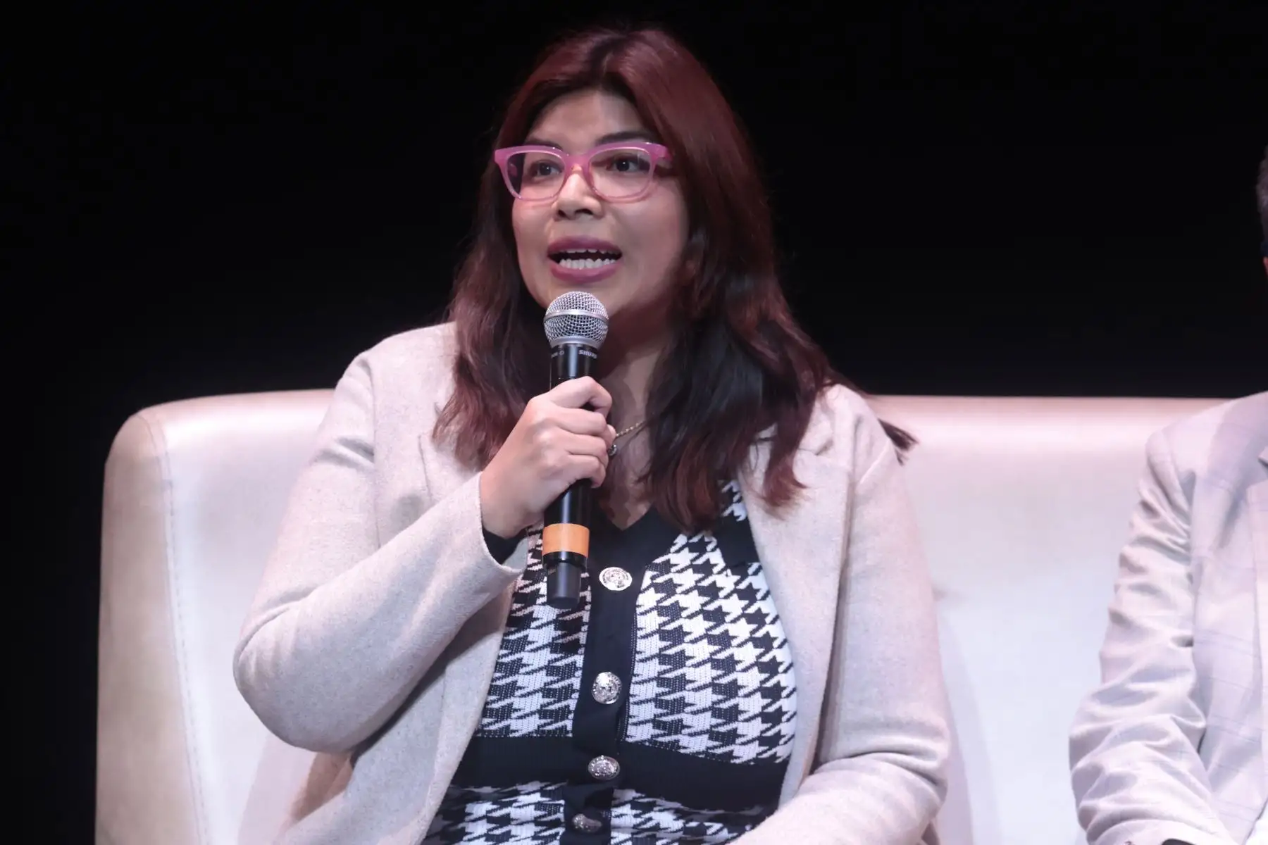 La periodista de la Agencia Andina, Sofía Pichihua, expuso durante el conversatorio "Una transformación inevitable: Los dinosaurios no tenían redes", en el marco del segundo día de las conferencias "El Peruano: 200 años de Comunicación Oficial y Seguridad Jurídica", que se realiza en el Centro de Convenciones NOS PUCP de San Isidro.
Foto: ANDINA/Vidal Tarqui