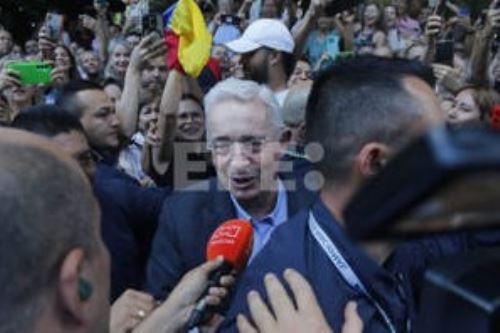 Álvaro Uribe, el primer expresidente colombiano en ser condenado penalmente, llegó a Sabaneta escoltado por un anillo de policías. Foto: EFE