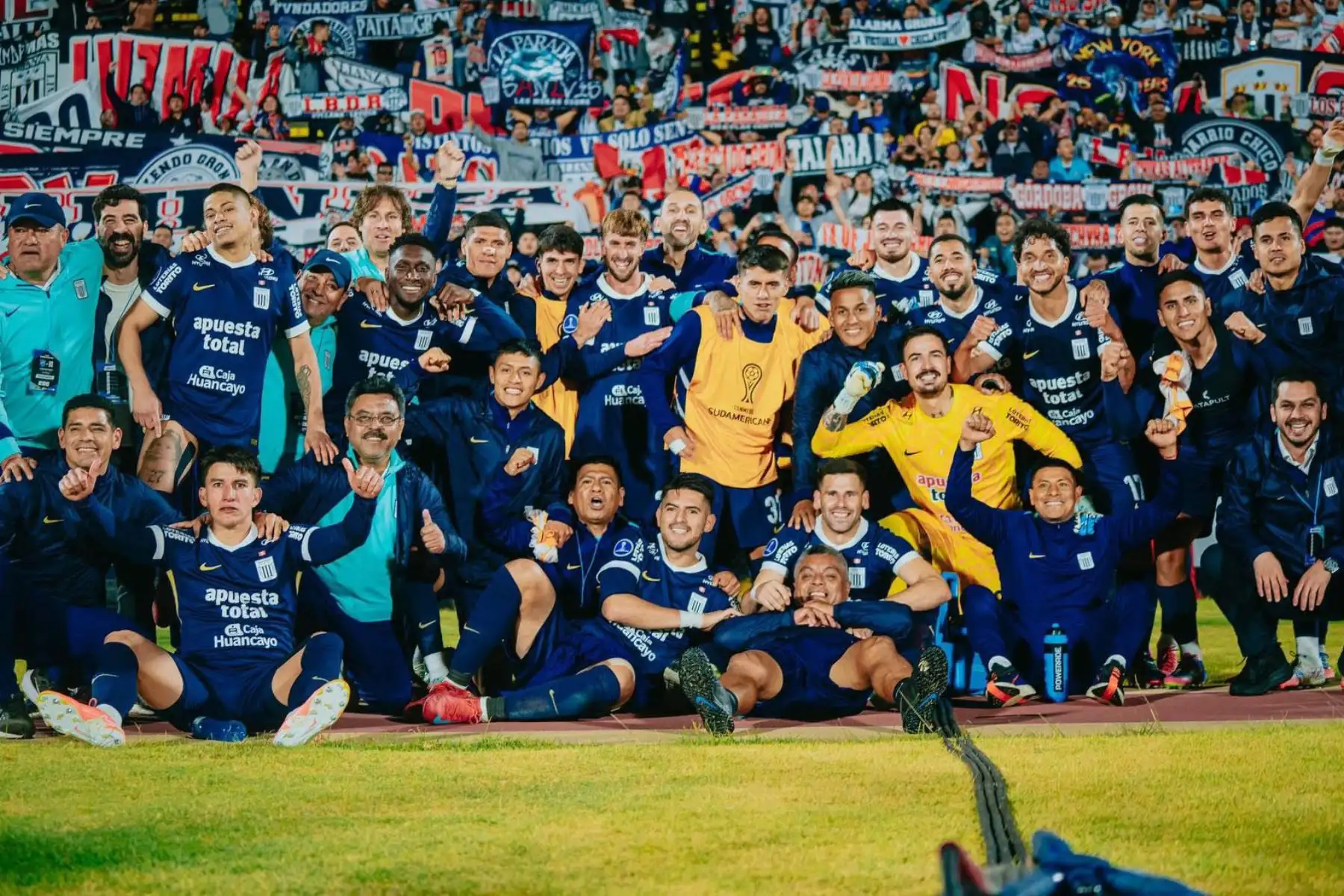 Jugadores y cuerpo técnico de Alianza celebran la clasificación del equipo a los cuartos de final de la Copa Sudamericana 2025 tras derrotar 2-1 a la Universidad Católica de Quito en partido de vuelta jugado en Ecuador el miércoles 20 de agosto de 2025. Foto: Alianza Lima