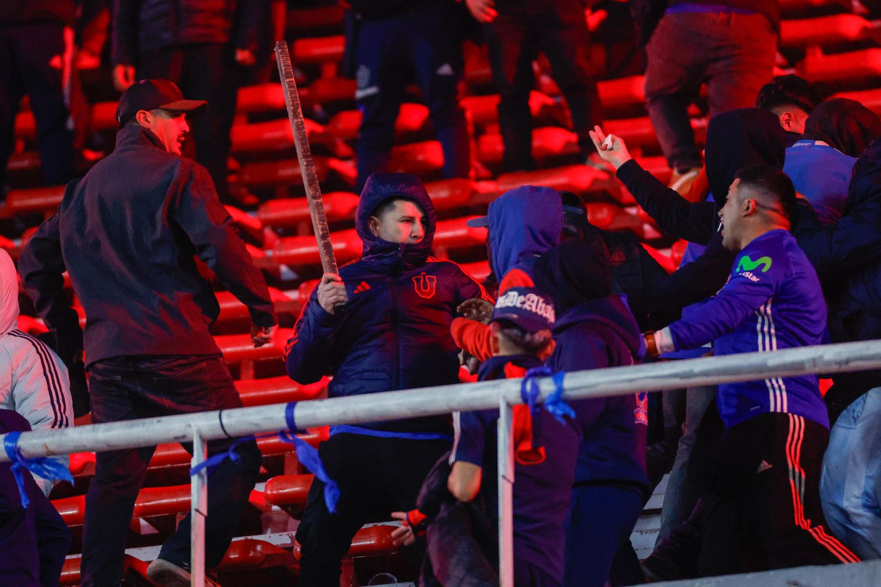 Hinchas de la U de Chile se enfrentan en una tribuna este miércoles 20 de agosto de 2025 en el partido de los octavos de final de la Copa Sudamericana entre Independiente y Universidad de Chile en el estadio Libertadores de América en Avellaneda, Argentina. Foto: EFE
