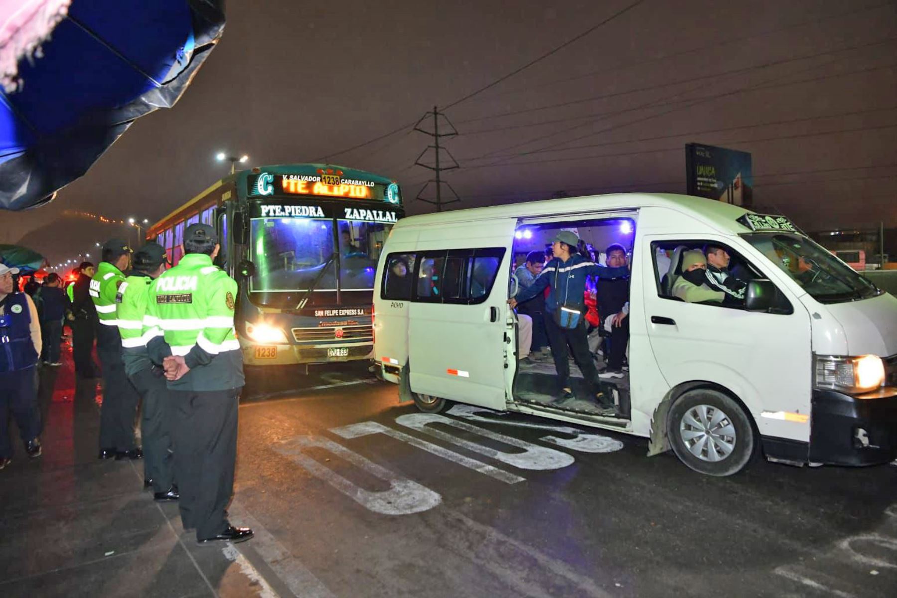 Transporte público en Lima y Callao se desarrolla con total normalidad, en el marco del paro convocado para hoy jueves 21 de agosto por un sector de transportistas. Usuarios abordaron los buses y cisterna en el paradero Puente Nuevo en medio de fuerte custodia policial.Foto: ANDINA/Difusión.